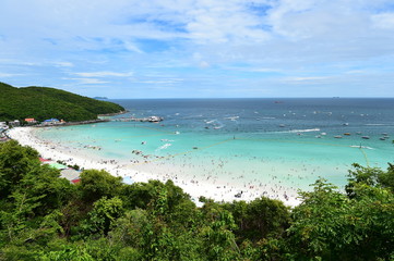 Obraz premium PATTAYA ,AUGUST 5 : Koh Larn island tropical beach,the most famous island of pattaya city on August 5,2015 in Pattaya Chonburi, Thailand. 