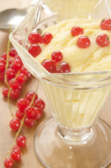 vanilla pudding with red currants