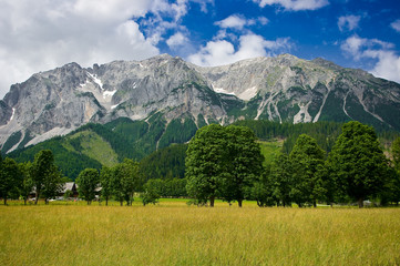 Obraz premium The countryside around the town of Ramsau am Dachstein, Austria.