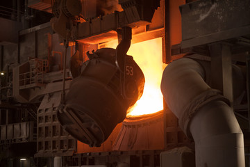 Im Stahlwerk wird der Konverter beschickt