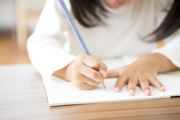 勉強をする女の子