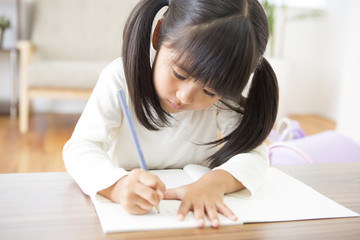 勉強をする女の子