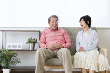 談笑する老夫婦