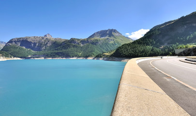 barrage de Chevril - Tignes - bord&eacute; par la  route 