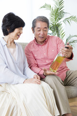 ワインを見る老夫婦