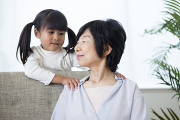 マッサージをする孫