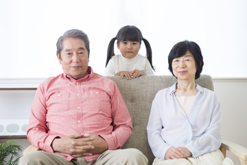 くつろぐ老夫婦と孫