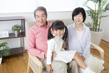 くつろぐ老夫婦と孫