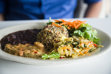 Veganes Quinoagericht mit Bohnen und Salat 