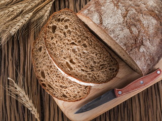 Fototapeta na wymiar Sliced black bread on the wooden plank.