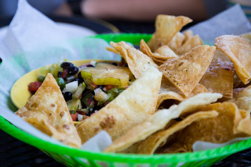 Hausgemachte Tortillachips mit veganer Bohnensalsa