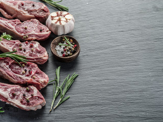 Raw lamb chops with garlic and herbs.