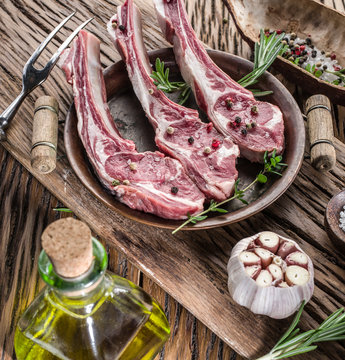 Raw lamb chops with garlic and herbs.