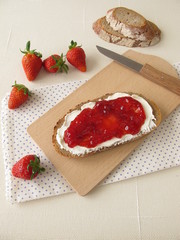 Brot mit Frischkäse und Erdbeermarmelade