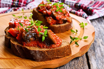 Toast with vegetables