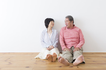 くつろぐ老夫婦