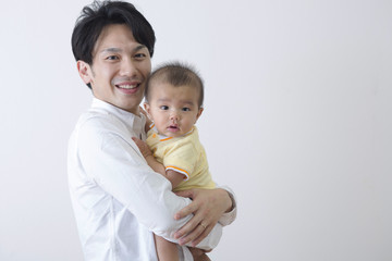 赤ちゃんをあやすお父さん