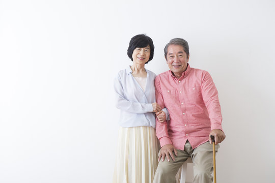 杖をつく老夫婦