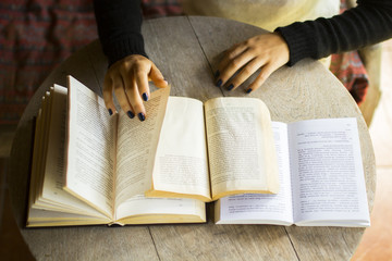 Naklejka premium girl reading a books