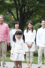 Obraz premium 公園に立つ家族