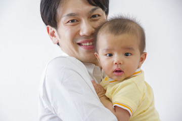 赤ちゃんをあやすお父さん