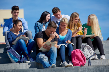 Obraz premium students outside sitting on steps