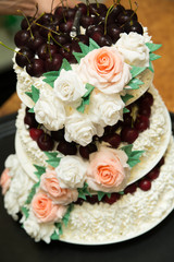 Obraz na płótnie Canvas A beautiful wedding cake with roses.