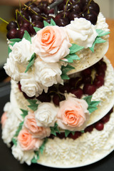 Obraz na płótnie Canvas Tasty wedding cake with roses.