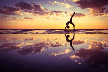 Fotobehang vrouw die yoga beoefent © Yurok Aleksandrovich