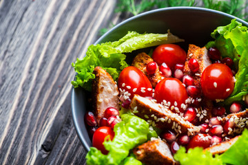 Chicken salad with tomatoes