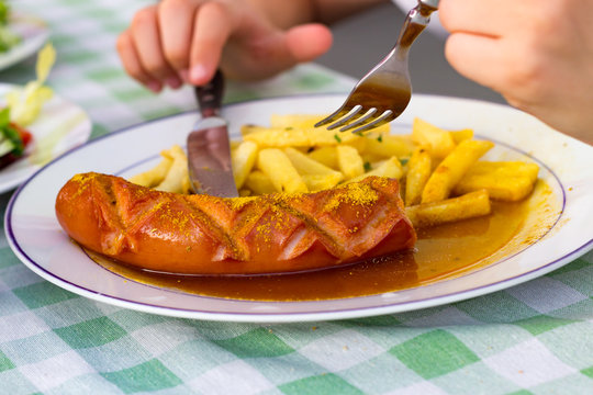 Curry Wurst mit Pommes Frites
