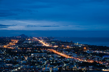 Naklejka premium twilight hua hin cityscape view at hin lek fai viewpoint