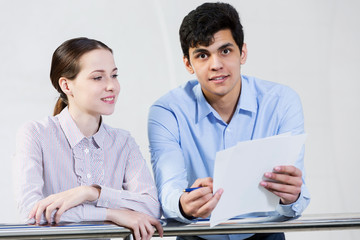 Obraz premium Guy and girl having dialogue