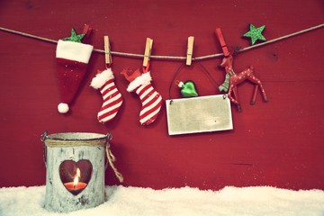 Weihnachtlicher Hintergrund - rot, weiß - Wäscheleine und Windlicht