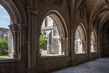 Fototapeta na wymiar Patios de la catedral de Évora en Portugal