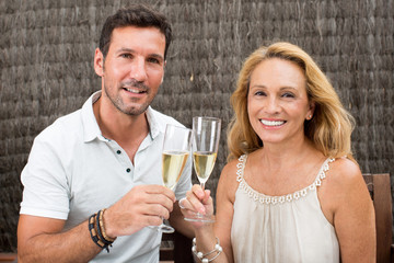 Sohn mit Mutter im Garten trinken Champagner