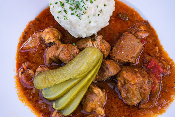 Gulasch mit Knödel