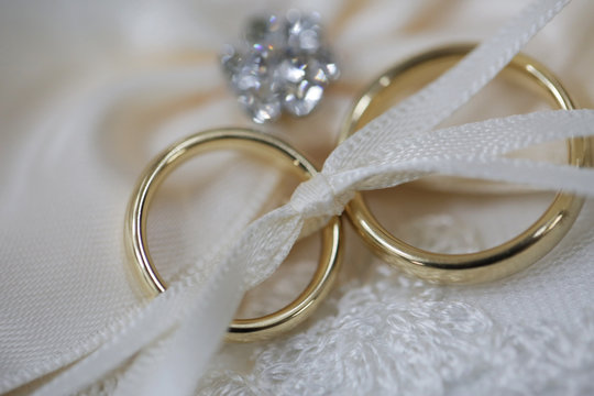 Trauringe auf einem Kissen bei einer Hochzeit