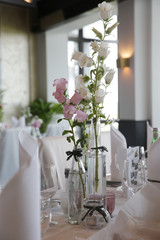 festlich gedeckter Tisch bei einer Hochzeitsfeier