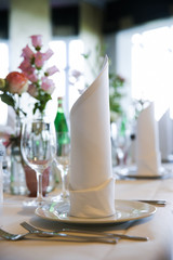 festlich gedeckter Tisch bei einer Hochzeitsfeier