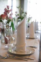 festlich gedeckter Tisch bei einer Hochzeitsfeier