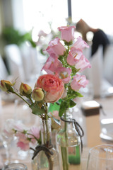 festlich gedeckter Tisch bei einer Hochzeitsfeier