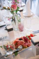 Festtafel mit einer Platte Antipasti