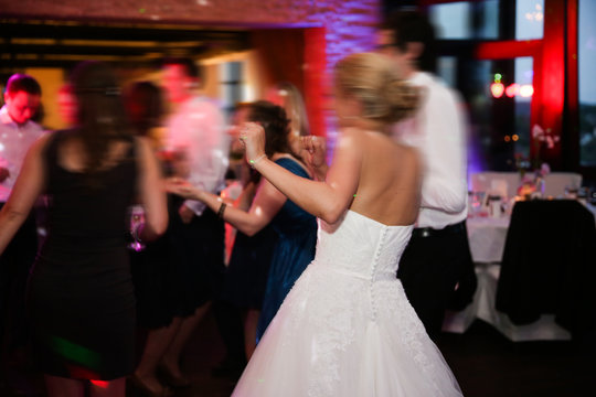 tanzende Braut