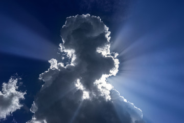 Dunkle Gewitterwolke mit Sonnenstrahlen