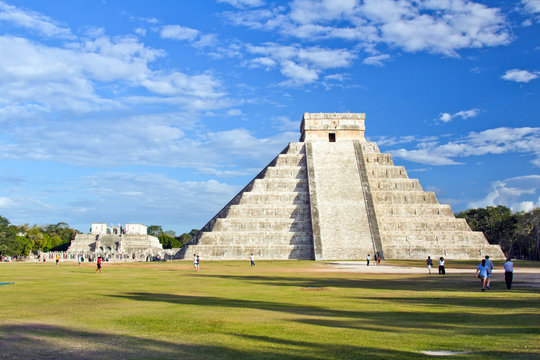 Mayan pyramid of Kukulcan El Castillo in Chichen Itza, Mexico