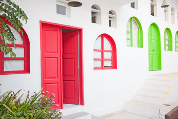 Fototapeta na wymiar Farbenfrohe Fenster und Türen, Fassade in Mexiko