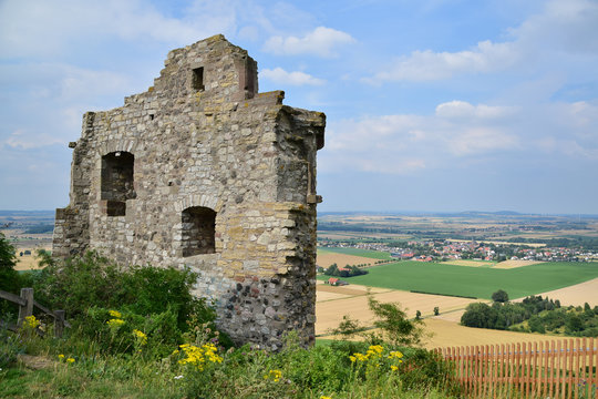 Der Desenberg mit Burgruine bei Warburg