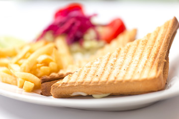 Toast mit Pommes