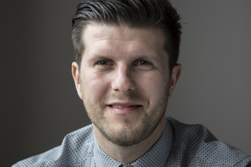 Obraz premium Studio portrait of a Caucasian man smiling